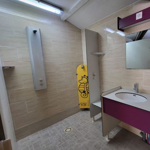 PARCELA - PAQUETE COMFORT CAMPING (1 tienda + 1 coche ) - electricidad incluida 10A -