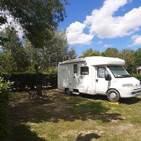 Kampeerplaats - PREMIUM CAMPING pakket (1 tent/caravan + 1 auto) - elektriciteit inbegrepen 16A