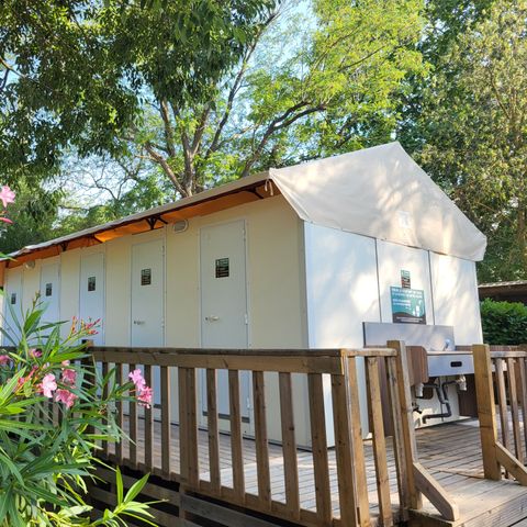 Kampeerplaats - PREMIUM CAMPING pakket (1 tent/caravan + 1 auto) - elektriciteit inbegrepen 16A