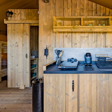 Safarizelt 4 personen - Glamping Lodge PREMIUM RIVER 27m² - 2 Schlafzimmer - TV - Klimaanlage - überdachte Terrasse - Blick auf den Fluss -.