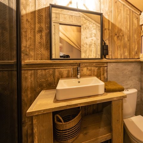 TENTE TOILE ET BOIS 4 personnes - Glamping Lodge PREMIUM RIVER 27m² - 2 chambres - TV - clim - terrasse couverte - vue rivière -