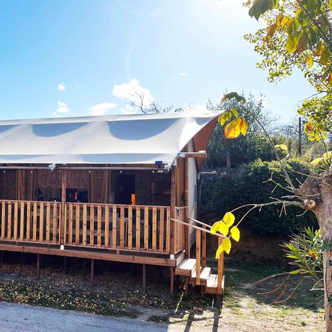 SafariZelt 4 Personen - Glamping Lodge PREMIUM 34m² - 2 Schlafzimmer - TV - Klimaanlage - überdachte Terrasse -.
