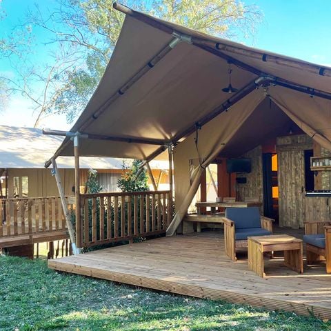 Safaritent 4 personen - Glamping Lodge PREMIUM RIVER 27m² SPA - 2 slaapkamers - TV - airconditioning - overdekt terras - uitzicht op de rivier