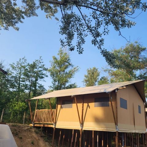 SafariZelt 4 Personen - Glamping Lodge PREMIUM RIVER 27m² - 2 Schlafzimmer - TV - Klimaanlage - überdachte Terrasse - Blick auf den Fluss -.