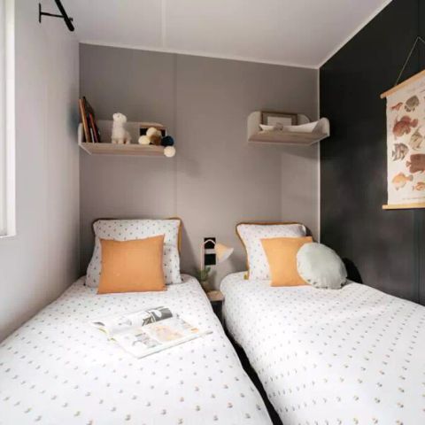 BUNGALOW 4 personnes - Mobil-home | Premium | 2 Ch. | 4 Pers. | Terrasse Lounge | 1 SDB | Clim.