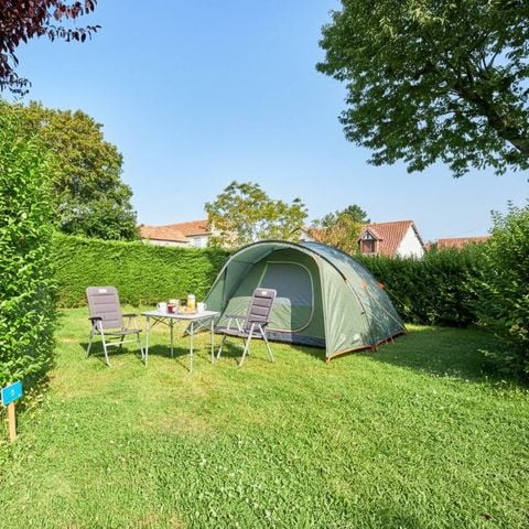 EMPLACEMENT - Emplacement | Essential | Tente uniquement | <85m² | Électricité | Pas d'eau