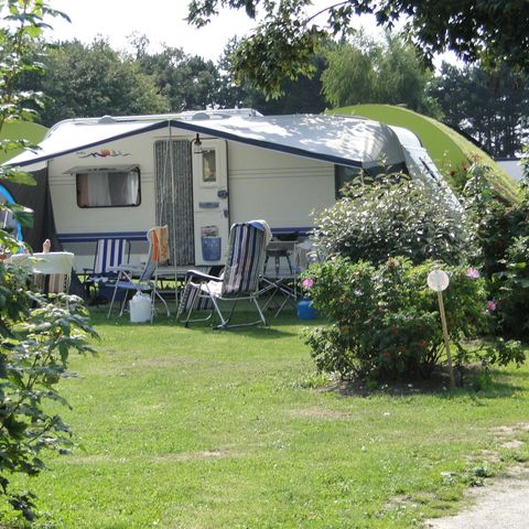 STAANPLAATS - Comfortpakket (1 tent + 1 auto of 1 caravan + 1 auto of 1 camper/ elektriciteit 6A)