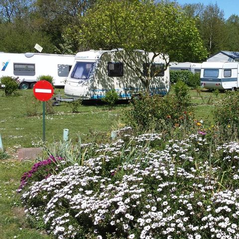 EMPLACEMENT - Forfait Privilège(1 tente + 1 voiture ou 1 caravane + 1 voiture ou camping-car /électricité 13A)+Raccordement eau et évacuation des eaux usées