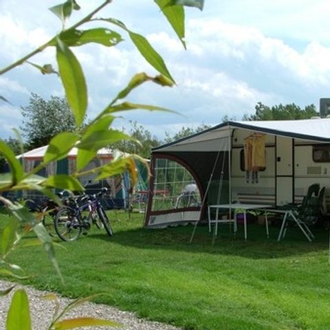STAANPLAATS - Privilege pakket (1 tent + 1 auto of 1 caravan + 1 auto of camper / 13A elektriciteit)+Wateraansluiting en afvoer