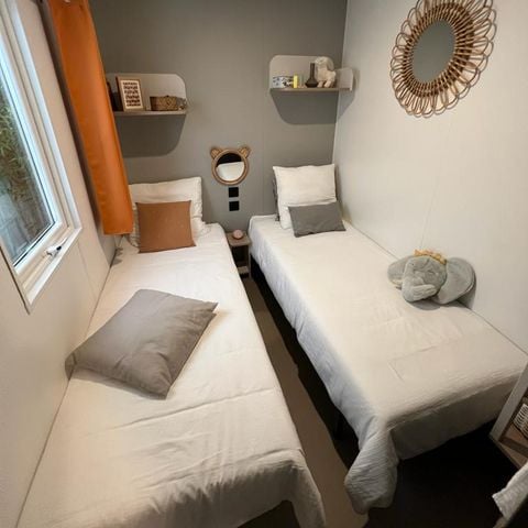 Mobilheim 4 personen - Komfort 32m² (2 Zimmer) darunter überdachte Terrasse + TV + BBQ
