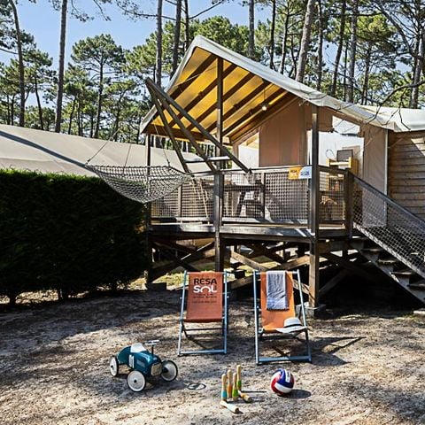 Tente en toile et en bois 5 personnes - CABANE sur pilotis