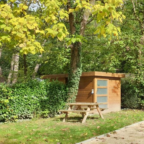 STAANPLAATS - Premium pakket 1 tot 2 personen met kampeerwagen + elektriciteit + hut (water, BBQ, ligstoelen, satelliet TV, koelkast)