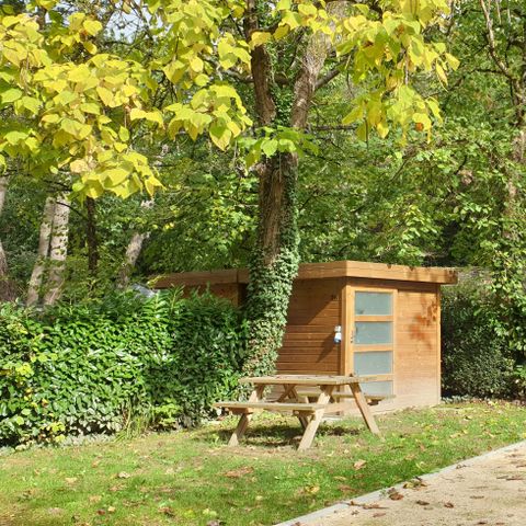 Stellplatz - Premium-Pauschale für 1-2 Personen mit Wohnwagen + Fahrzeug + Strom + Hütte ( Wasser, BBQ, Liegestühle, Sat-TV-Anschluss, Kühlschrank)