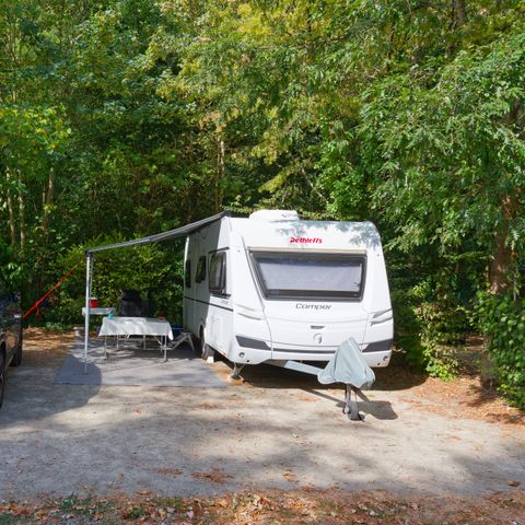 Kampeerplaats - Comfortpakket - 1 tot - 2 personen met Caravan - 1 voertuig - 16 A elektriciteit
