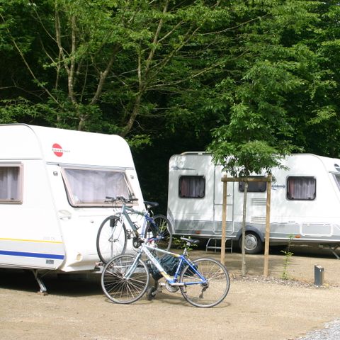 Kampeerplaats - Comfortpakket 1 tot 2 personen met Caravan + 1 voertuig + 16 A elektriciteit