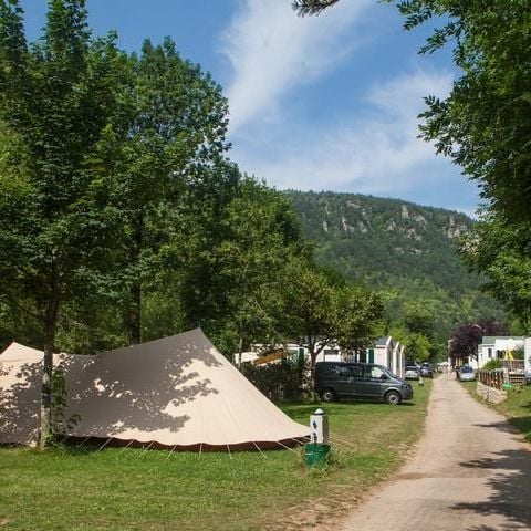 STAANPLAATS - Natuurpakket (tent, caravan, camper) + voertuig