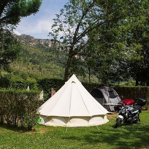 EMPLACEMENT - Emplacement Forfait Standard (tente, caravane, camping-car) + véhicule sans électricité