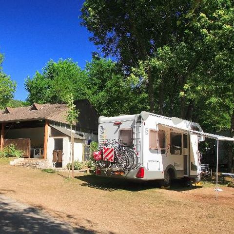 PLOT - Comfort: car + tent/caravan or camper + electricity