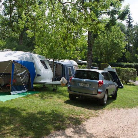 Kampeerplaats - Comfort: auto + tent/caravan of camper + elektriciteit