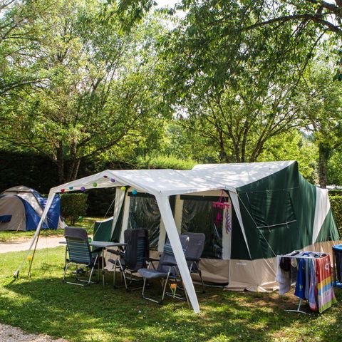 Kampeerplaats - Comfort: auto + tent/caravan of camper + elektriciteit
