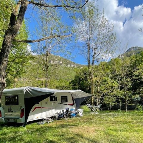 Pitch - Riverfront package - 1 tent - Caravan or camper / - 1 car