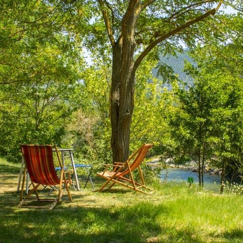 Kampeerplaats - Pakket aan de rivier (1 tent, caravan of camper / 1 auto)