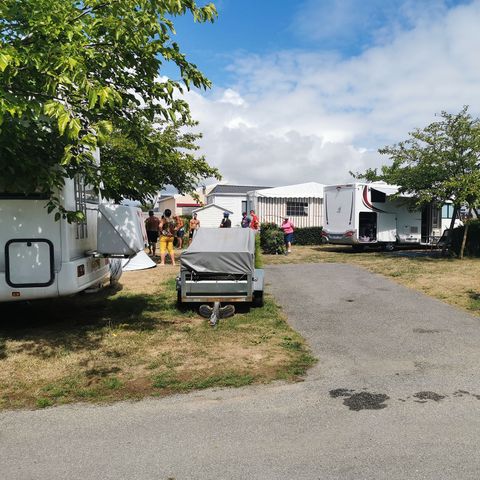 Stellplatz - Stellplatz Camping PARC *** (neben dem Pool)