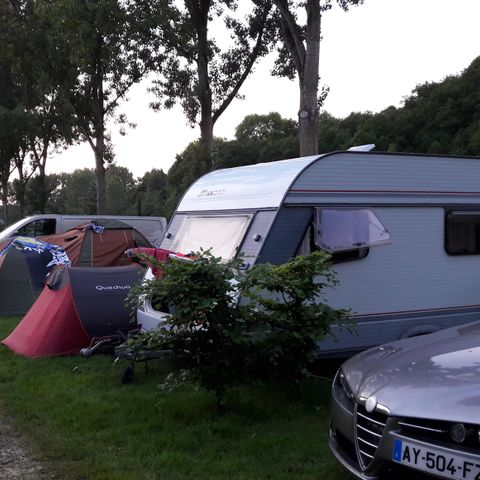 Kampeerplaats - Natuur arrangement (1 tent, caravan of camper / 1 auto) 2 pers