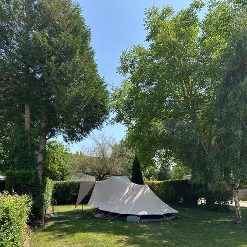 Kampeerplaats - Tentplaats (op gras) + 1 volwassene inbegrepen