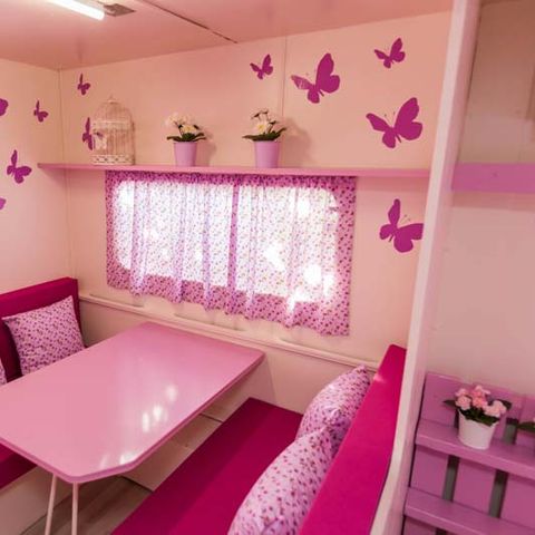 CARAVANA 6 personas - Rosa Mariposa, sin instalaciones sanitarias