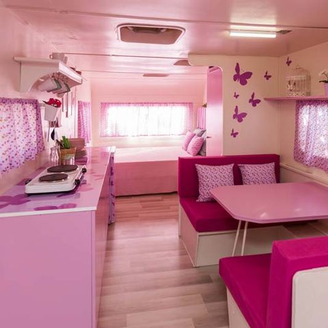 CARAVANA 6 personas - Rosa Mariposa, sin instalaciones sanitarias