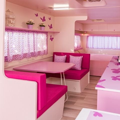 CARAVANA 6 personas - Rosa Mariposa, sin instalaciones sanitarias