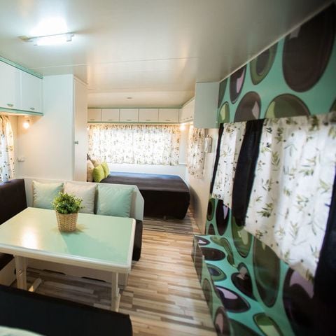 CARAVANA 4 personas - Verde Oliva sin instalaciones sanitarias