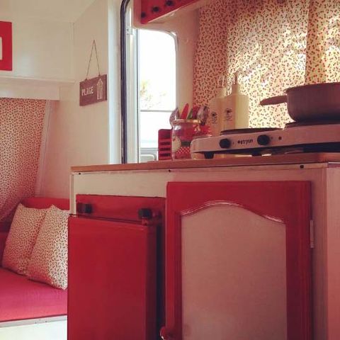 CARAVANA 4 personas - Roja, sin instalaciones sanitarias