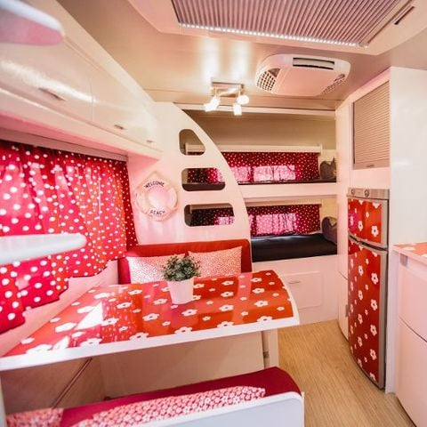 CARAVANA 4 personas - Granate, sin instalaciones sanitarias