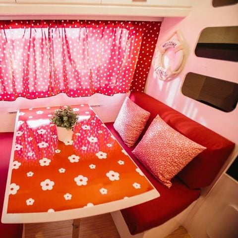 CARAVANA 4 personas - Granate, sin instalaciones sanitarias