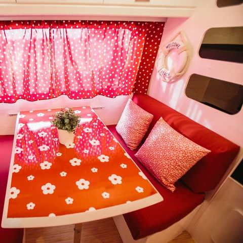 CARAVANA 4 personas - Granate, sin instalaciones sanitarias