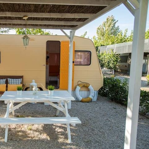 CARAVANA 4 personas - NARANJA, sin instalaciones sanitarias