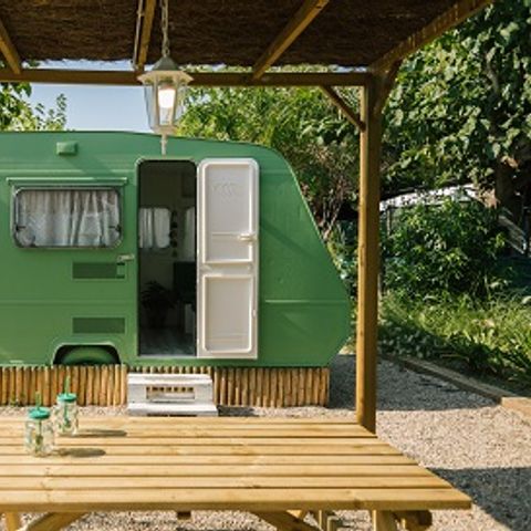 Caravan 4 personen - TROPISCH- zonder sanitaire voorzieningen-