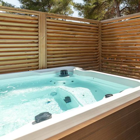 BUNGALOW 6 personnes - Mobil-home | Ultimate | 3 Ch. | 6 Pers. | Terrasse surélevée | Jacuzzi | 2 SDB | Clim.