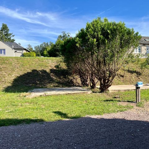 PARCELA - (1 tienda, caravana o autocaravana + 1 coche) con electricidad