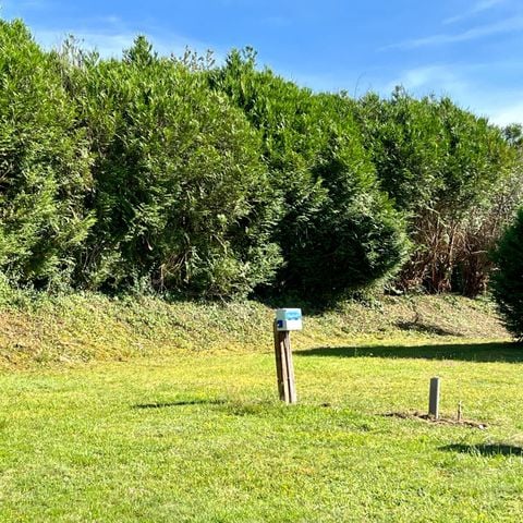 EMPLACEMENT - (1 tente, caravane ou camping-car + 1 voiture) avec électricité