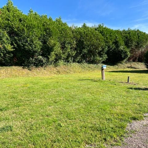 PARCELA - (1 tienda, caravana o autocaravana + 1 coche) con electricidad