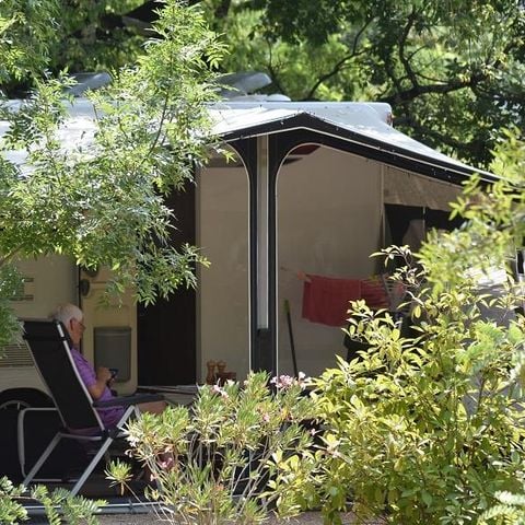 STAANPLAATS - Comfort standplaats (incl. 6 Amp. elektriciteit) - 7m max. touwen/maan incl.