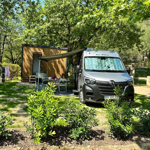 PARCELA - Parcela (S) Premium sanitaria privada (incl. electricidad 6 amp) 7m max incl. cuerdas/luna 2 pers