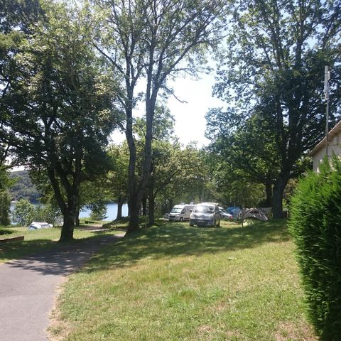 STAANPLAATS - Standplaats op gras