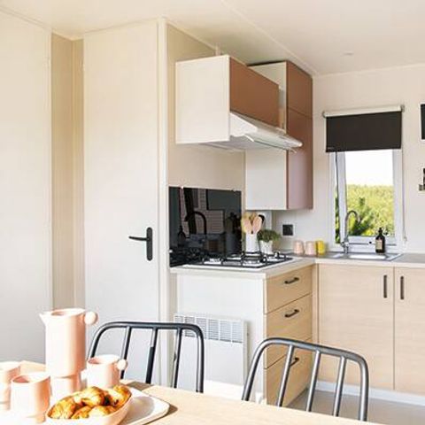 Mobilheim 4 Personen - Comfort | 2 Schlafz. | 4 Pers. | Erhöhte Terrasse | Klimaanlage | TV