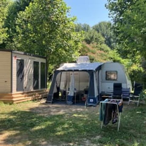 Pitch - RCN Val de Cantobre | Pitch with private sanitary facilities comfort