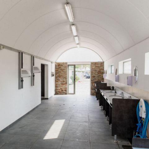 STAANPLAATS - met elektriciteit