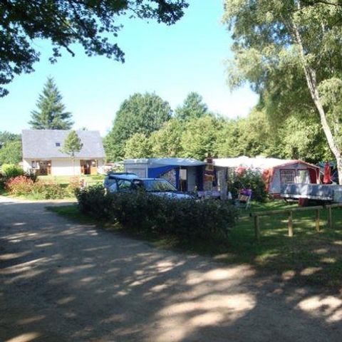 Stellplatz - Forfait Confort (1 Zelt, Wohnwagen oder Wohnmobil / 1 Auto / Strom 10A)